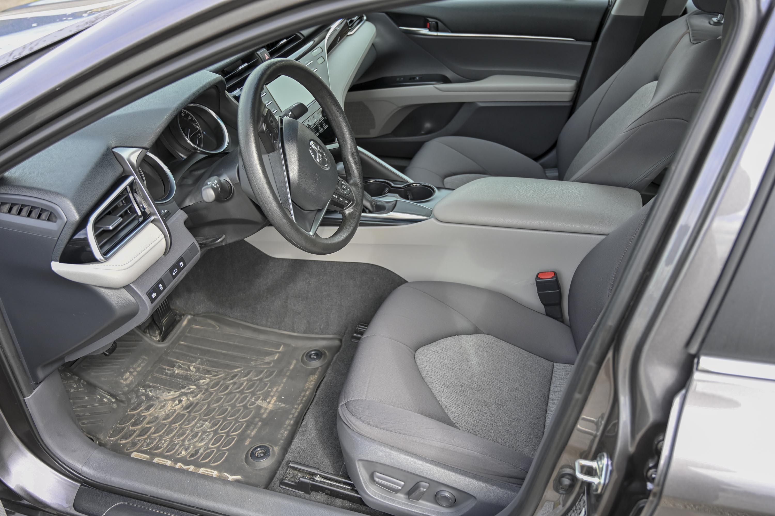 18 Toyota Camry Le 1
