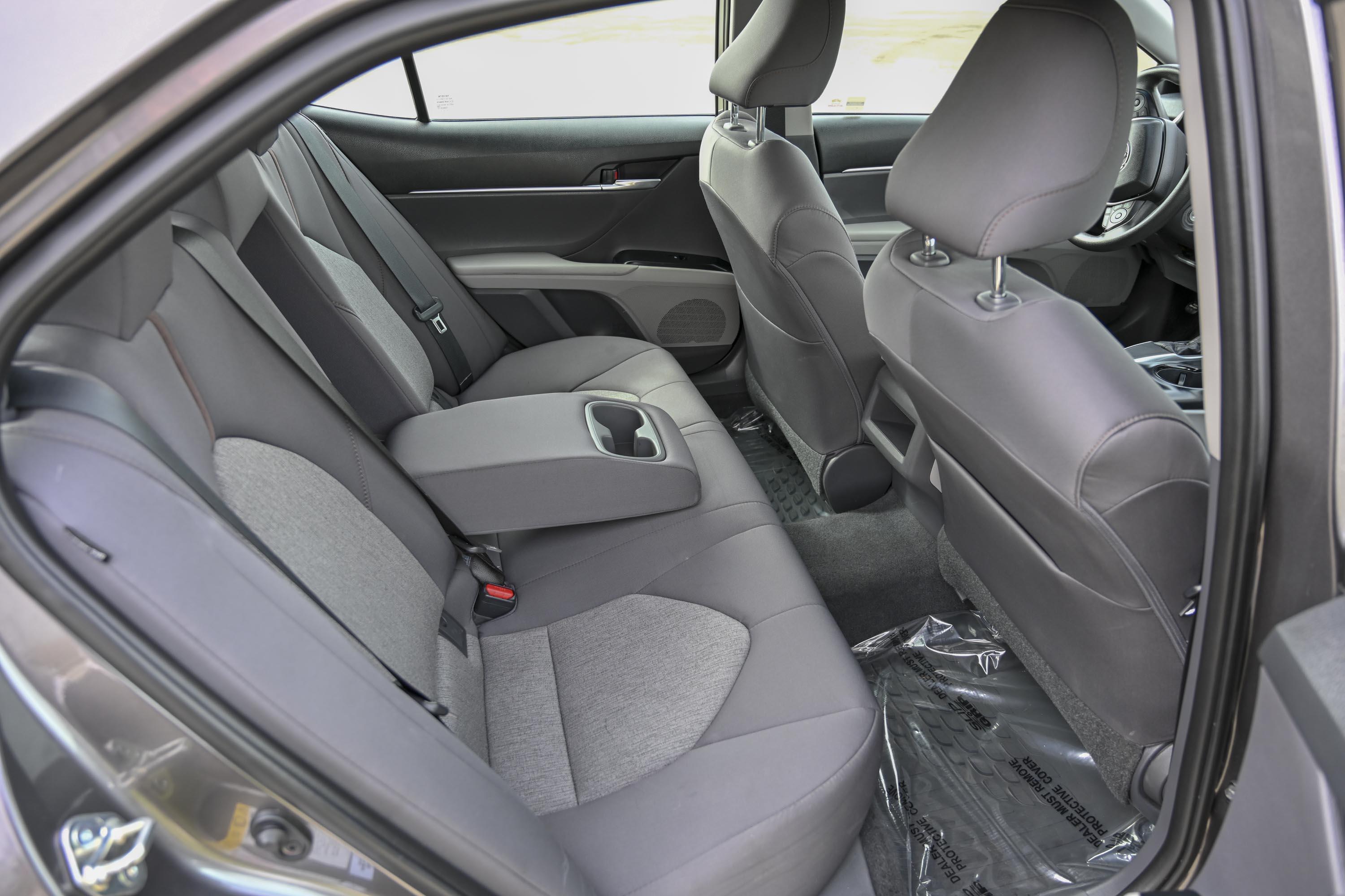 18 Toyota Camry Le 10