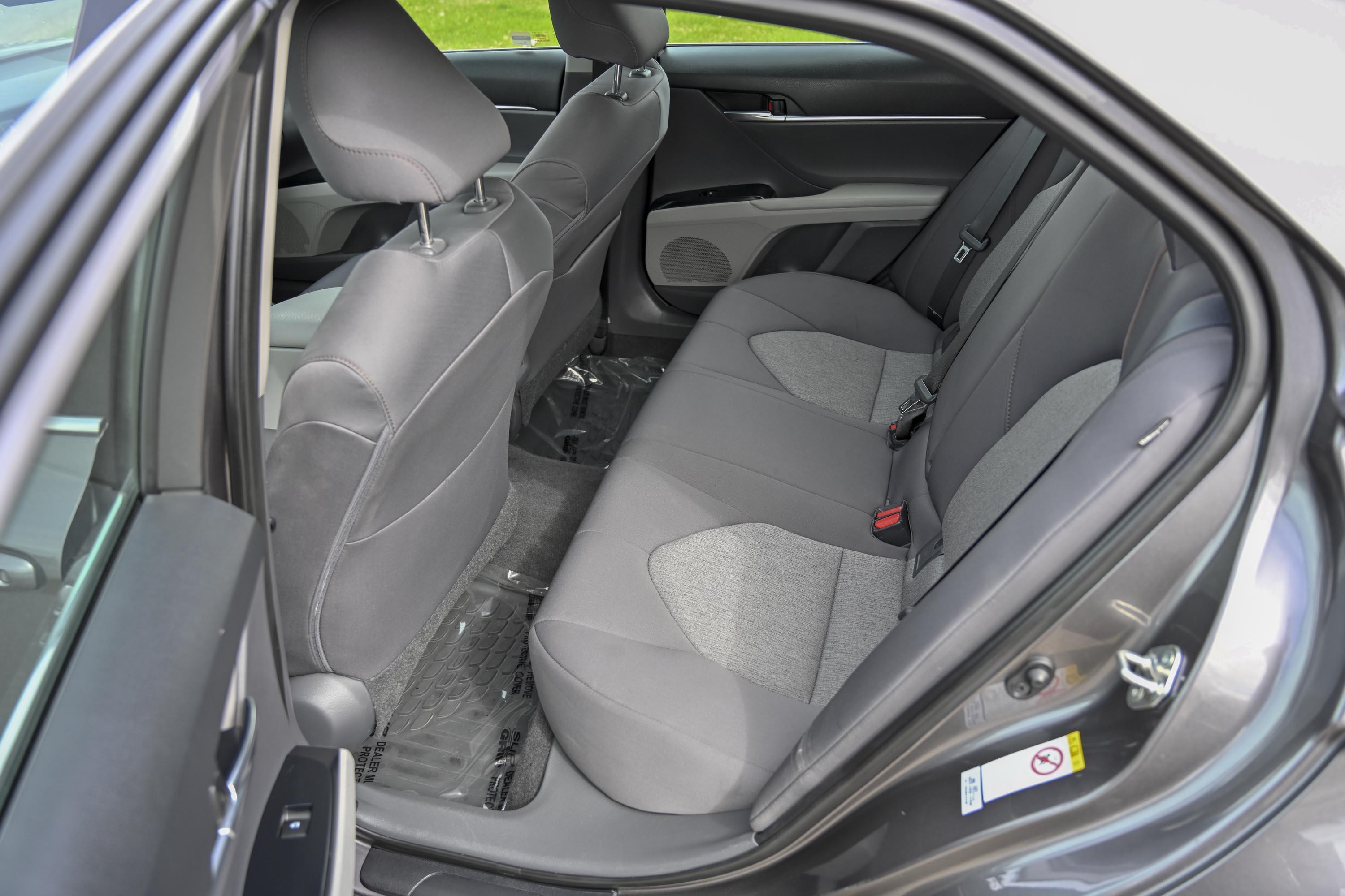 18 Toyota Camry Le 11