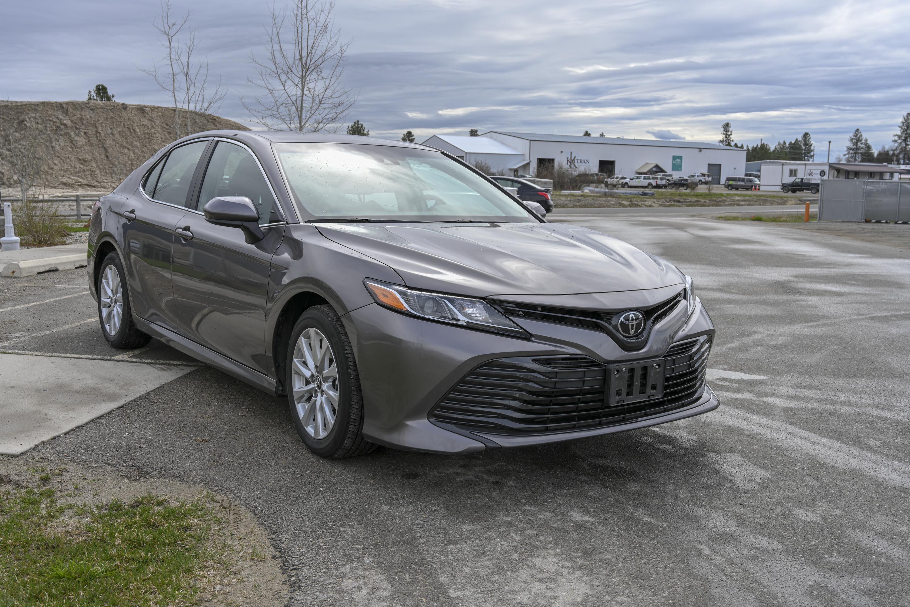 18 Toyota Camry Le 2