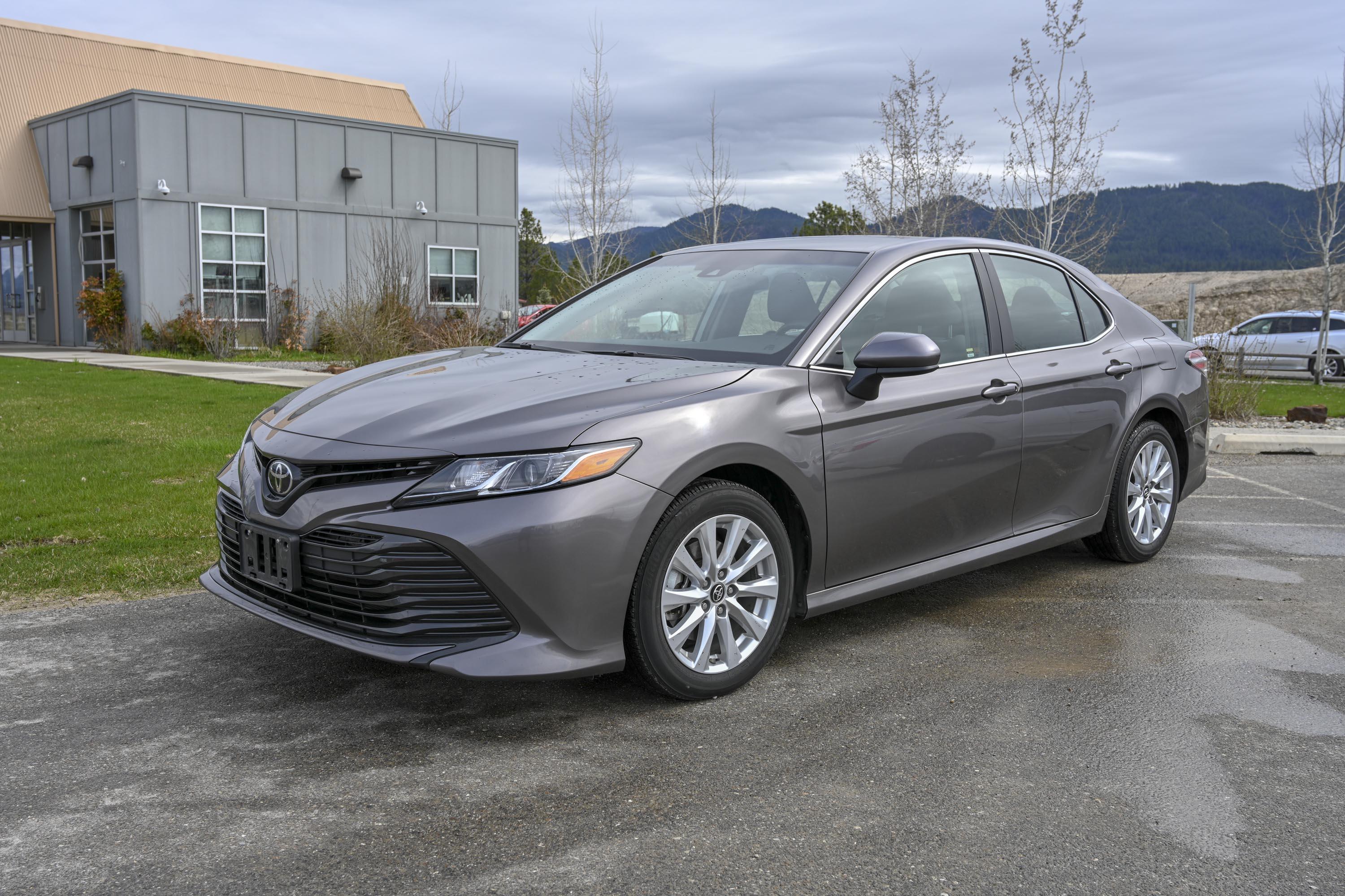 18 Toyota Camry Le 3