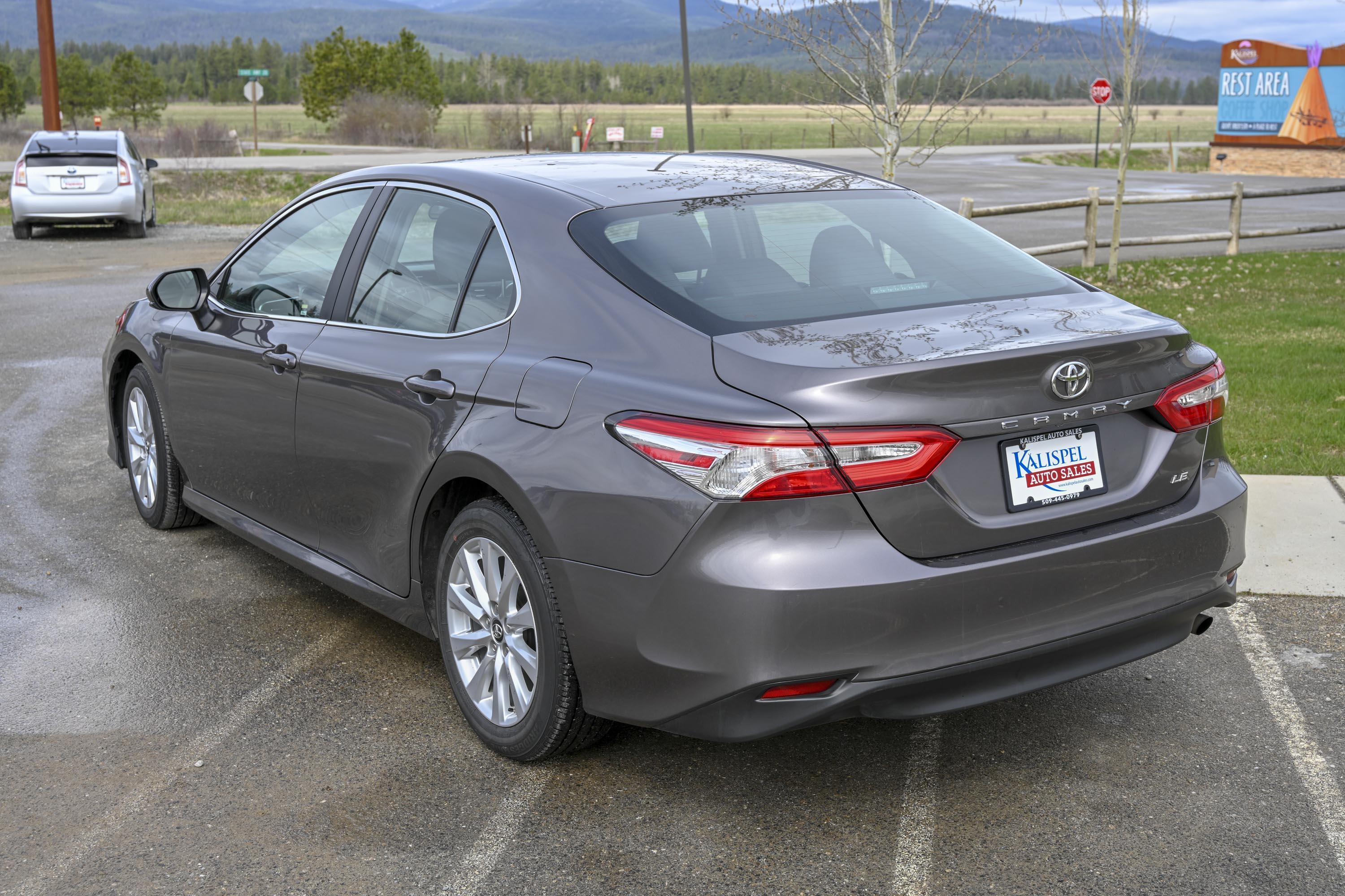18 Toyota Camry Le 4