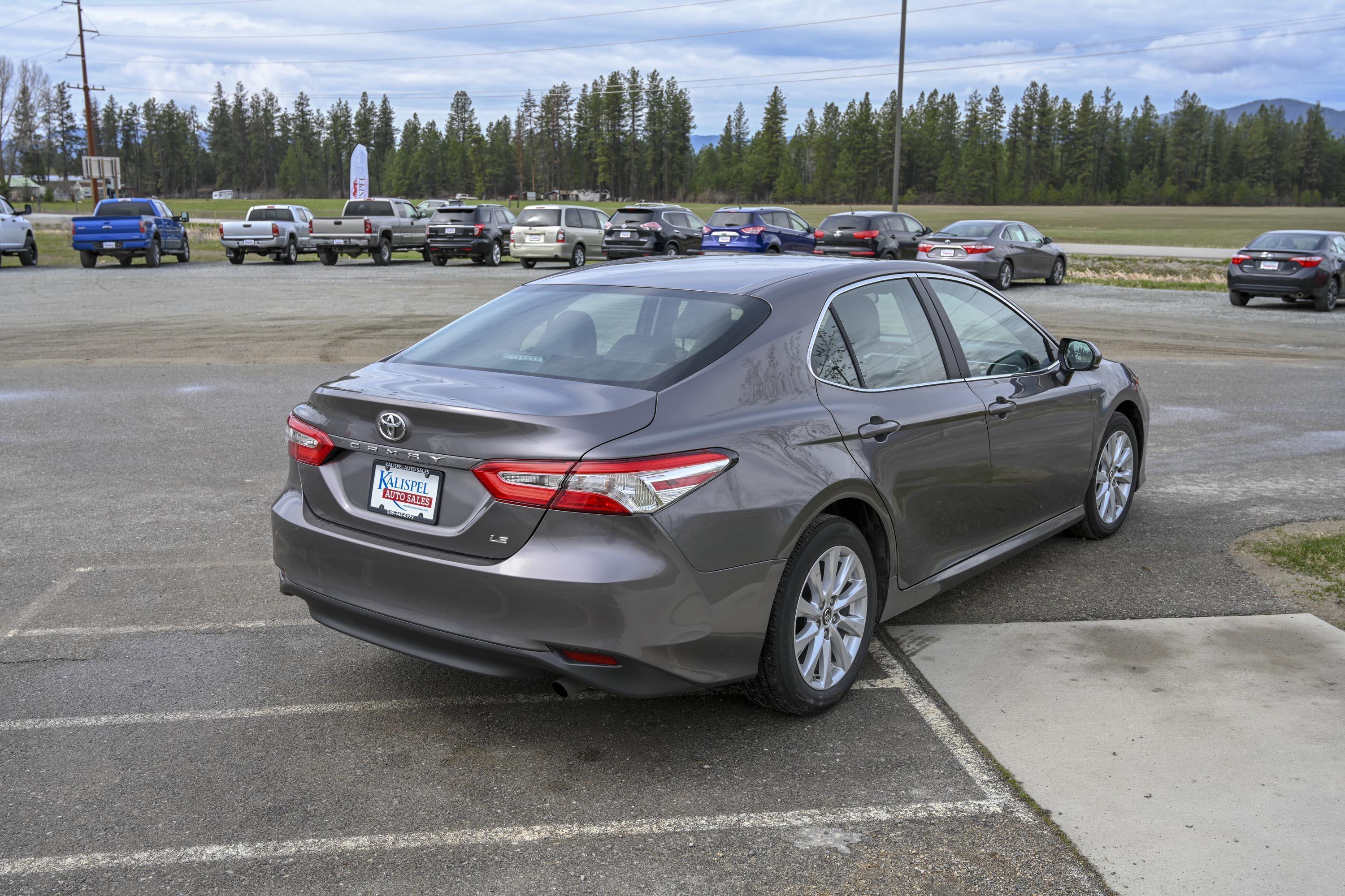 18 Toyota Camry Le 5