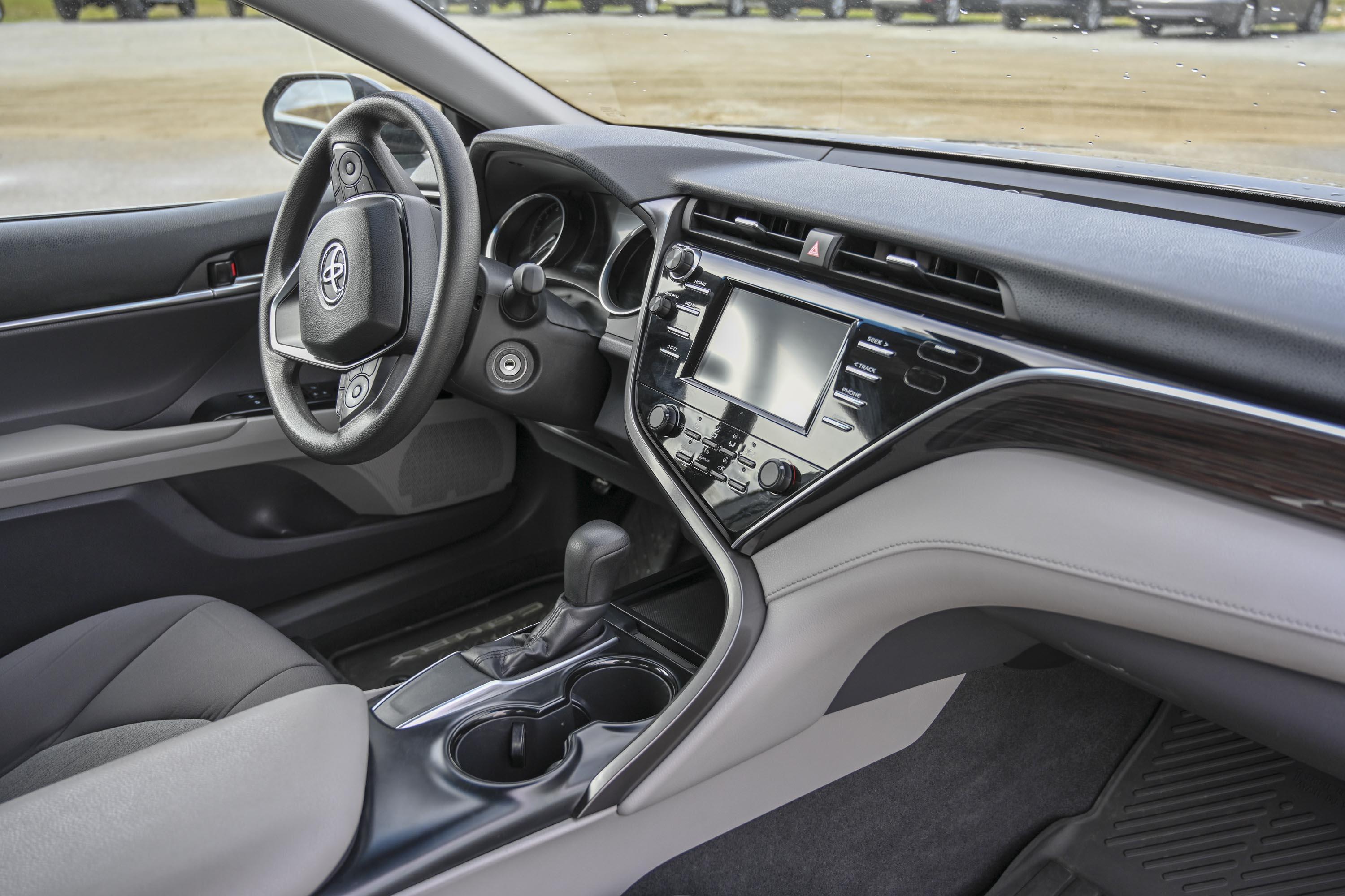 18 Toyota Camry Le 7