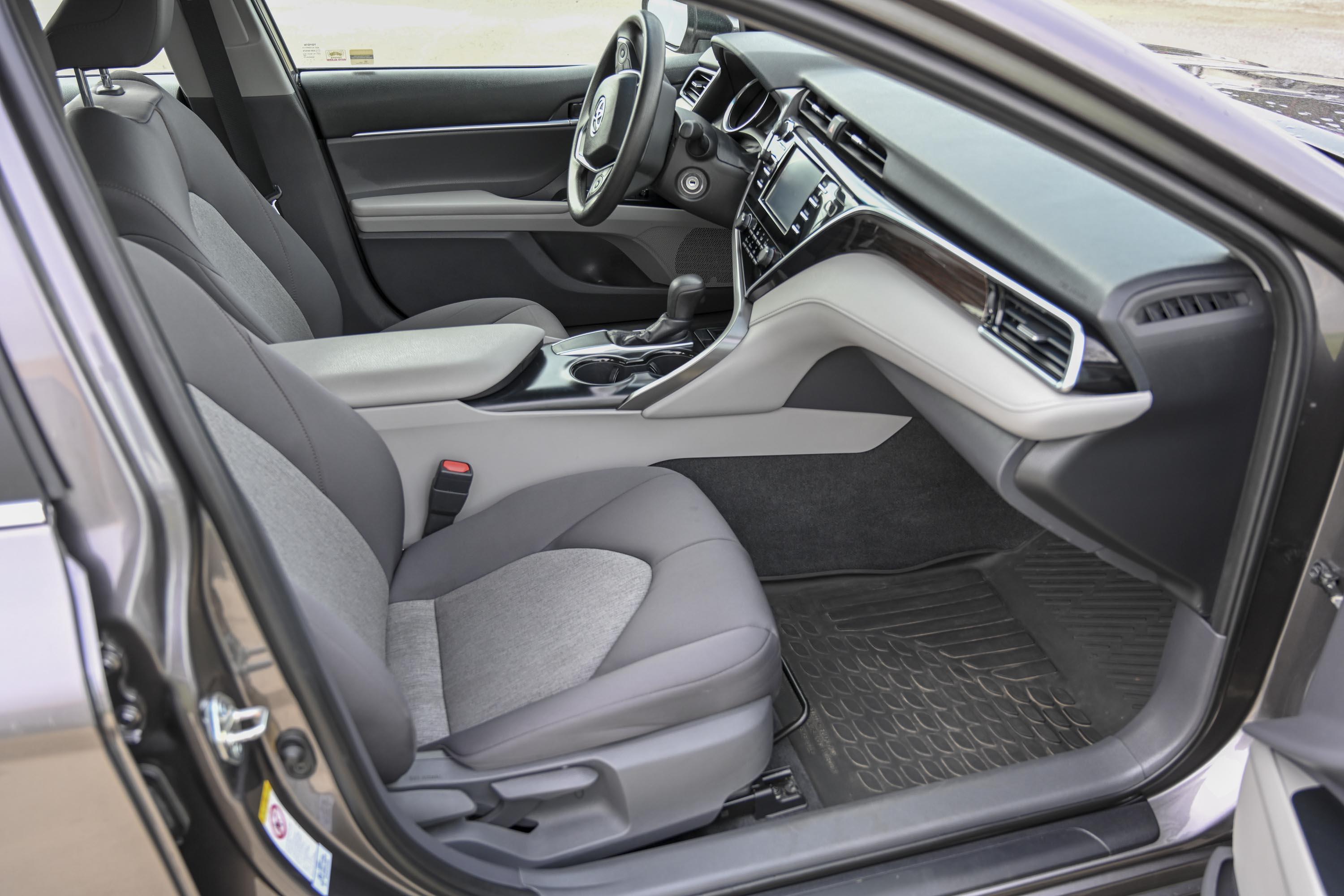 18 Toyota Camry Le 8