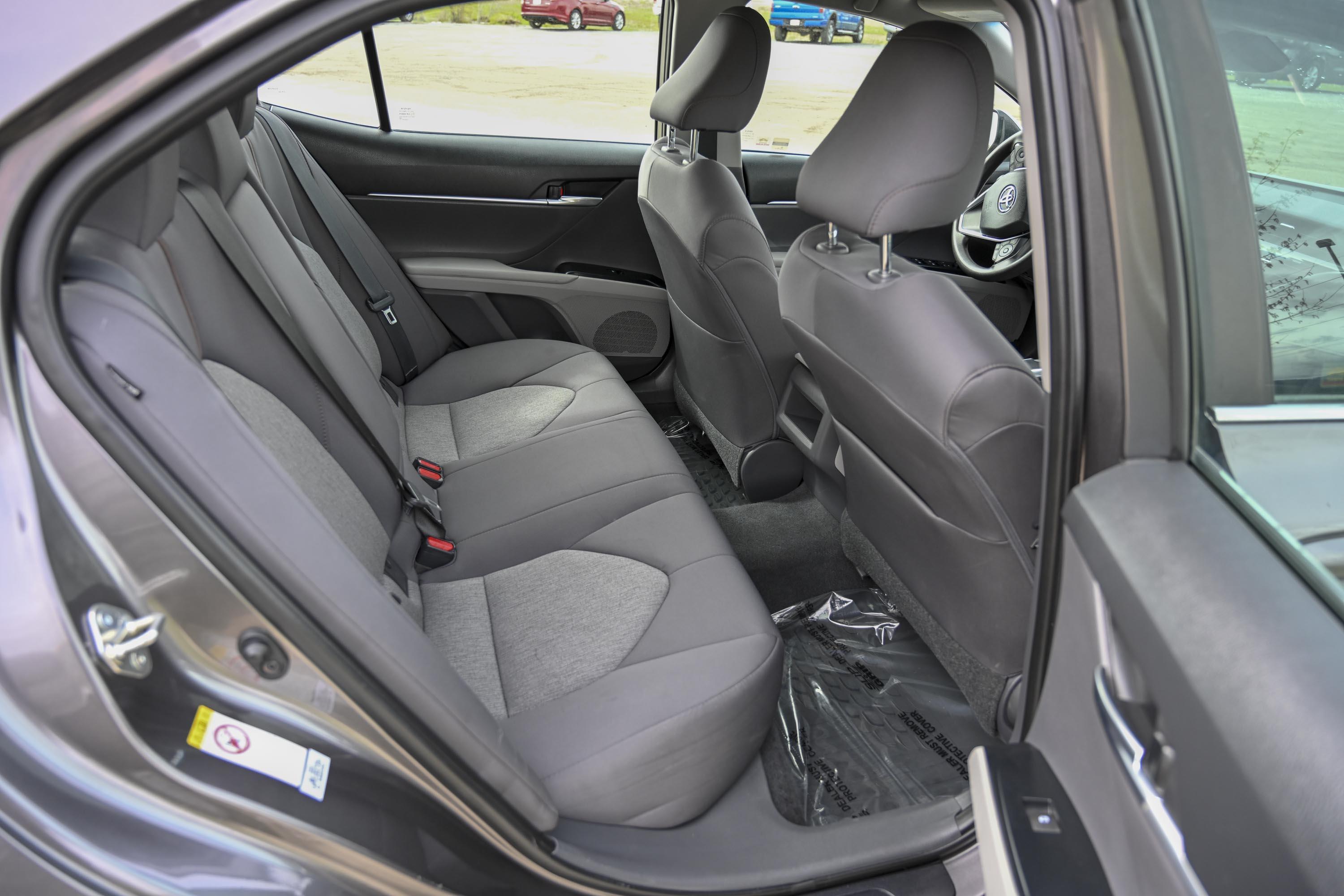 18 Toyota Camry Le 9